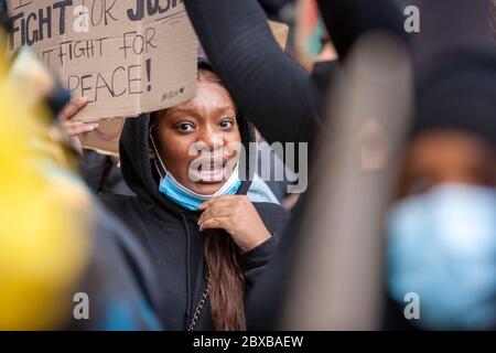Donna che regge su un segno di protesta di cartone fatto casa, durante la protesta di Black Lives Matter UK, Parliament Square, Londra, Inghilterra, Regno Unito Foto Stock
