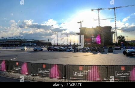 Amburgo, Germania. 06 giugno 2020. I visitatori di un drive-in cinematografico sul Heiligengeistfeld aspettano l'inizio di una performance. Credit: Axel Heimken/dpa/Alamy Live News Foto Stock