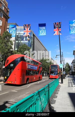 Oxford Street si prepara ad accogliere le persone quando i negozi non essenziali riaprono il 15 giugno, come le restrizioni del coronavirus si attenuano, a Londra, Regno Unito Foto Stock