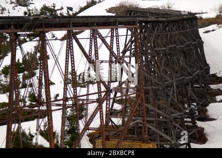 Ponte ferroviario abbandonato utilizzato dal sistema ferroviario Yukon e White Pass in Alaska, Stati Uniti. Foto Stock