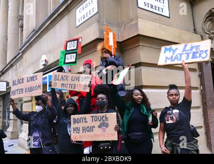 Una protesta contro la questione Black Lives nel centro di Manchester, Inghilterra, Regno Unito, il 6 giugno 2020, alla quale hanno partecipato molte migliaia di manifestanti, in solidarietà con i manifestanti negli Stati Uniti in merito alla morte di George Floyd. Floyd, un uomo afro-americano, è morto a Minneapolis, Minnesota, Stati Uniti, il 25 maggio 2020, mentre è stato arrestato da 4 agenti di polizia dopo che un assistente del negozio ha asserito di aver cercato di pagare con un disegno di legge contraffatto di 20 dollari. Foto Stock