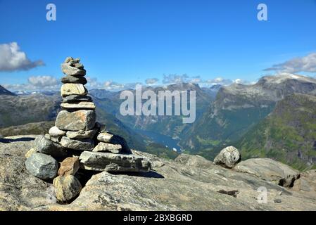 Cumulo di rocce su Dalsnibba, 1500 m slm, con Geirangerfjord, Norvegia, in lontananza. Foto Stock