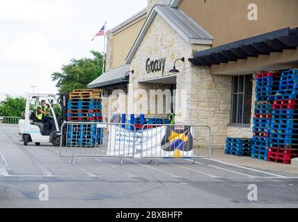 Tenere fuori i looters. 2 Giugno 2020. Walmart ad Austin, Texas, si prepara per un'altra notte di rivolte bloccando la porta d'ingresso per tenere fuori i saccheggiatori. Matthew Lynch/CSM/Alamy Live News Foto Stock