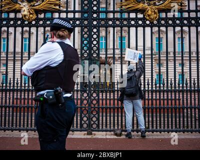 Londra, Regno Unito. 6 Giugno 2020. Un protestante urla attraverso le porte di un'offerta di polizia fuori Buckingham Palace durante la protesta Black Lives Matter a Londra il 6 giugno 2020, in memoria di George Floyd che è stato ucciso il 25 maggio mentre è stato detenuto dalla polizia nella città americana di Minneapolis. Credit: Yousef al Nasser/Alamy Live News. Foto Stock