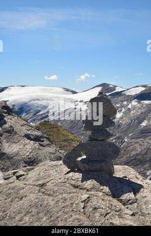 Mucchio di rocce su Dalsnibba, una montagna 1500 m sopra il livello del mare che domina Geirangerfjord, Norvegia. Foto Stock