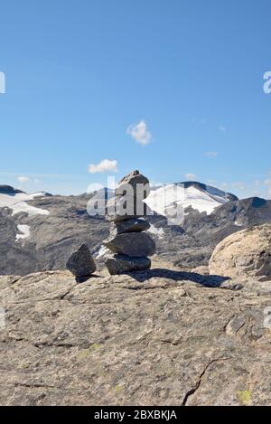 Mucchio di rocce su Dalsnibba, una montagna 1500 m sopra il livello del mare che domina Geirangerfjord, Norvegia. Foto Stock