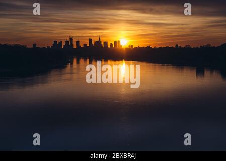 Tramonto sul fiume Vistola e vista a distanza del centro di Varsavia, Polonia Foto Stock