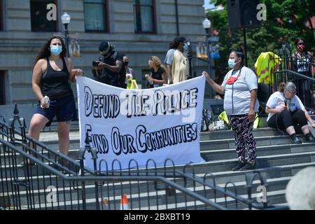 6 giugno 2020, Worcester, Massachusetts, U.S: George Floyd uccidendo protesta e Memorial - residenti della seconda città più grande del Massachusetts, il cuore del Commonwealth, una volta una grande città industriale e due volte onorata come una città tutta americana, E casa di generazioni di immigrati, sono stati sommersi nel Worcester Common vicino City Hall per tenere discorsi e discussioni sulla polizia a livello nazionale e locale, la morte di George Floyd e tanti altri tragicamente e impegnativi cambiamenti nel sistema che ha reso il razzismo sistemico negli Stati Uniti. Credit: ZUMA Press, Inc./Alamy Live News Foto Stock