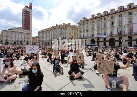 Torino, Italia. 6 Giugno 2020. Le vite nere sono gli attivisti che protestano contro il razzismo di fronte al Palazzo reale. Credit: MLBARIONA/Alamy Live News Foto Stock