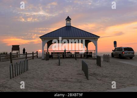 Un gazebo che si affaccia su Hereford Inlet offre una vista sull'alba. North Wildwood, New Jersey, Stati Uniti Foto Stock