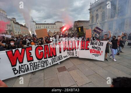 Torino, Italia. 6 Giugno 2020. Black Lives gli attivisti della materia agono un cartello contro una protesta contro il razzismo di fronte al Palazzo reale. Credit: MLBARIONA/Alamy Live News Foto Stock