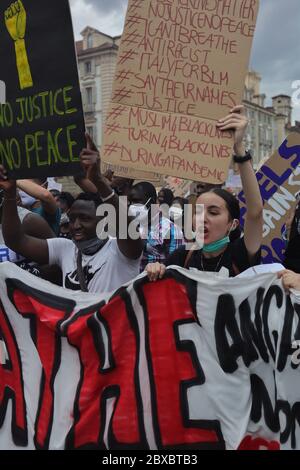 Torino, Italia. 6 Giugno 2020. Black Lives gli attivisti della materia agirano un cartello contro il razzismo di fronte al Palazzo reale. Credit: MLBARIONA/Alamy Live News Foto Stock
