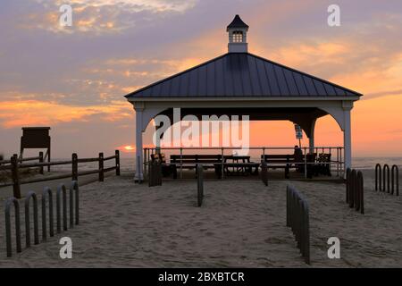 Un gazebo che si affaccia su Hereford Inlet offre una vista sull'alba. North Wildwood, New Jersey, Stati Uniti Foto Stock