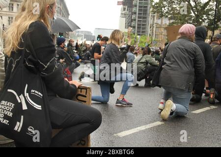 I manifestanti prendono il ginocchio in onore di George Floyd durante la dimostrazione.centinaia di manifestanti si sono conversi a Parliament Square per una dimostrazione pacifica della materia Black Lives in un segno di rispetto per l'americano George Floyd. La maggior parte dei dimostranti aveva in quel luogo dei DPI e gli organizzatori consegnavano a tutto ciò che aveva bisogno di maschere e guanti. Foto Stock