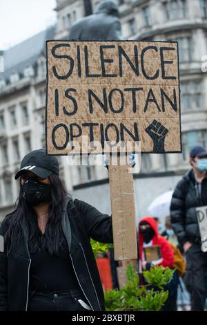 Manifestante che tiene il poster/segno della campagna, alla manifestazione di protesta della London Black Lives Matter a Parliament Square, Londra, Regno Unito. Foto Stock