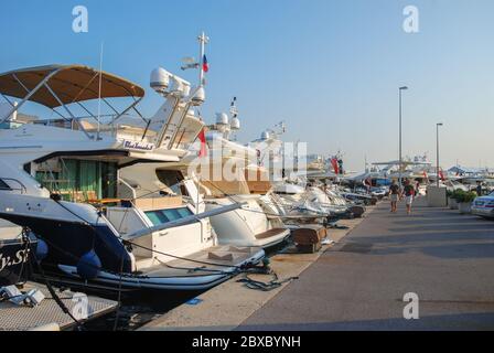Una fila di barche ormeggiate a Port de Saint Tropez sotto il sole estivo, in Francia Foto Stock