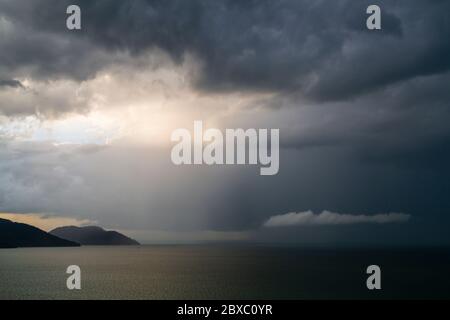 Tempesta tropicale suggestivo paesaggio torbido e marino a Batu Ferringhi, Isola di Penang, Malesia. Foto Stock