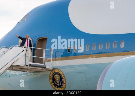 Il presidente Donald J. Trump saluta come saluta a livello dell'Air Force One presso la NASA Shuttle Landing Facility di Orlando, la domenica 30 maggio 2020, in viaggio per Washington, DC People: President Donald J. Trump Credit: Storms Media Group/Alamy Live News Foto Stock