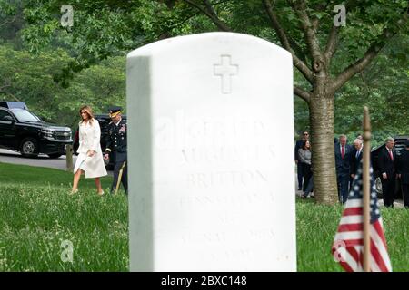 Arlington, Stati Uniti d'America. 25 Maggio 2020. Omar Jones è scortato da Omar Jones, l'esercito degli Stati Uniti, alla cerimonia di deposizione della corona del Memorial Day presso la tomba del Milite Ignoto al cimitero nazionale di Arlington lunedì 25 maggio 2020, ad Arlington, Virginia People: First Lady Melania Trump Credit: Storms Media Group/Alamy Live News Foto Stock