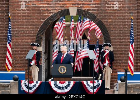 Baltimora, Stati Uniti d'America. 25 Maggio 2020. Il presidente Donald J. Trump ha espresso le sue osservazioni durante una cerimonia del Memorial Day al Fort McHenry National Monument and Historic Shrine lunedì 25 maggio 2020 a Baltimora. Persone: Presidente Donald J. Trump Credit: Storms Media Group/Alamy Live News Foto Stock