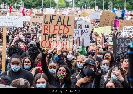 Monaco, Baviera, Germania. 6 Giugno 2020. Mostrando solidarietà con il movimento George Floyd protesta e Black Lives Matter, circa 30,000 si sono riuniti a Koenigsplatz di Monaco, così come in tutta la Germania per proteste silenziose per dimostrare contro la brutalità della polizia negli Stati Uniti e in Germania. George Floyd è stato ucciso a Minneapolis dalla polizia che ha scatenato proteste, disordini e azioni di polizia in tutti gli Stati Uniti e nel mondo. Il caso ha aperto il dialogo sulla polizia razzista, sul definanziamento della polizia, sulla formazione dei guerrieri di Kilology e sulla violenza della polizia. Germania A. Foto Stock