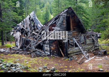 Edifici in legno stanno collassando nella città fantasma delle miniere d'argento di Coolidge, Montana. Foto Stock