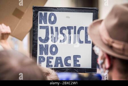 Monaco, Baviera, Germania. 6 Giugno 2020. Mostrando solidarietà con il movimento George Floyd protesta e Black Lives Matter, circa 30,000 si sono riuniti a Koenigsplatz di Monaco, così come in tutta la Germania per proteste silenziose per dimostrare contro la brutalità della polizia negli Stati Uniti e in Germania. George Floyd è stato ucciso a Minneapolis dalla polizia che ha scatenato proteste, disordini e azioni di polizia in tutti gli Stati Uniti e nel mondo. Il caso ha aperto il dialogo sulla polizia razzista, sul definanziamento della polizia, sulla formazione dei guerrieri di Kilology e sulla violenza della polizia. Germania A. Foto Stock