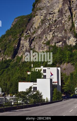 Si avvicina all'Hotel Geiranger sulla Fv63, la strada principale che attraversa la città di Geiranger, Norvegia. Foto Stock