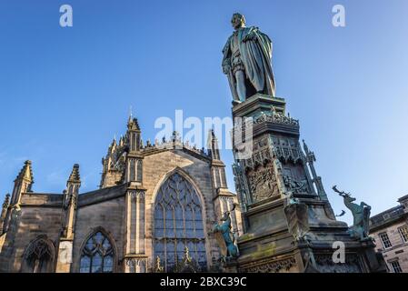 Statua di Walter Montagu Douglas Scott, quinto duca di Buccleuch di fronte alla cattedrale di St Giles, chiamata anche High Kirk di Edimburgo, Regno Unito Foto Stock