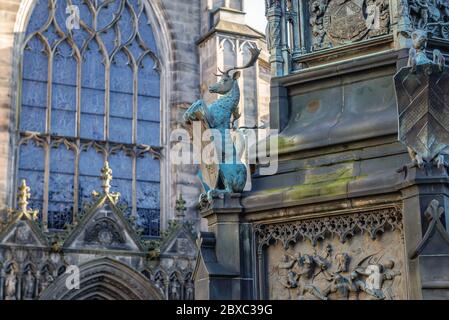 Dettagli della statua di Walter Montagu Douglas Scott, quinto duca di Buccleuch di fronte alla cattedrale di St Giles, High Kirk di Edimburgo, Regno Unito Foto Stock