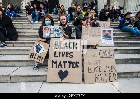 Monaco, Baviera, Germania. 6 Giugno 2020. Mostrando solidarietà con il movimento George Floyd protesta e Black Lives Matter, circa 30,000 si sono riuniti a Koenigsplatz di Monaco, così come in tutta la Germania per proteste silenziose per dimostrare contro la brutalità della polizia negli Stati Uniti e in Germania. George Floyd è stato ucciso a Minneapolis dalla polizia che ha scatenato proteste, disordini e azioni di polizia in tutti gli Stati Uniti e nel mondo. Il caso ha aperto il dialogo sulla polizia razzista, sul definanziamento della polizia, sulla formazione dei guerrieri di Kilology e sulla violenza della polizia. Germania A. Foto Stock