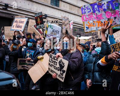 Londra, Regno Unito. 6 Giugno 2020. La protesta delle vite nere si fa marcia attraverso Londra. In memoria di George Floyd che è stato ucciso il 25 maggio mentre in custodia di polizia nella città americana di Minneapolis. Credit: Yousef al Nasser/Alamy Live News. Foto Stock