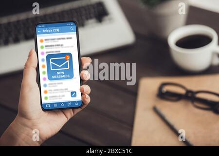 Email marketing. Smartphone Unriconoscable Woman Holding con notifica di nuova posta sullo schermo Foto Stock