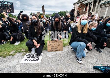 Monaco, Baviera, Germania. 6 Giugno 2020. I dimostranti di Monaco, in Germania, si confrontano con il razzismo. Mostrando solidarietà con il movimento George Floyd protesta e Black Lives Matter, circa 30,000 si sono riuniti a Koenigsplatz di Monaco, così come in tutta la Germania per proteste silenziose per dimostrare contro la brutalità della polizia negli Stati Uniti e in Germania. George Floyd è stato ucciso a Minneapolis dalla polizia che ha scatenato proteste, disordini e azioni di polizia in tutti gli Stati Uniti e nel mondo. Il caso ha aperto il dialogo sulla polizia razzista, sul suo finanziamento Foto Stock