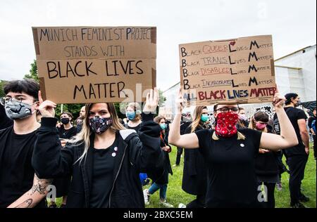 Monaco, Baviera, Germania. 6 Giugno 2020. Mostrando solidarietà con il movimento George Floyd protesta e Black Lives Matter, circa 30,000 si sono riuniti a Koenigsplatz di Monaco, così come in tutta la Germania per proteste silenziose per dimostrare contro la brutalità della polizia negli Stati Uniti e in Germania. George Floyd è stato ucciso a Minneapolis dalla polizia che ha scatenato proteste, disordini e azioni di polizia in tutti gli Stati Uniti e nel mondo. Il caso ha aperto il dialogo sulla polizia razzista, sul definanziamento della polizia, sulla formazione dei guerrieri di Kilology e sulla violenza della polizia. Germania A. Foto Stock