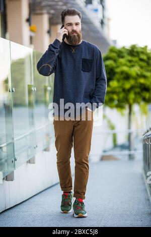 Bell'uomo con setole all'aperto. Uomo che indossa una camicia casual tenere smartphone. Vita moderna. Business agile. Grazie. Come stai facendo. Foto Stock