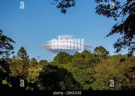 Kirby Lonsdale, Cumbria, Regno Unito. 6 Giugno 2020. Sembra dal vicino Lune lenticolare Nubi credito: PN News / Alamy Live News Foto Stock