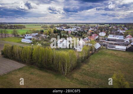 Veduta aerea nella zona rurale di Mazovian Voivodato della Polonia con piccolo villaggio di Jaczew Foto Stock
