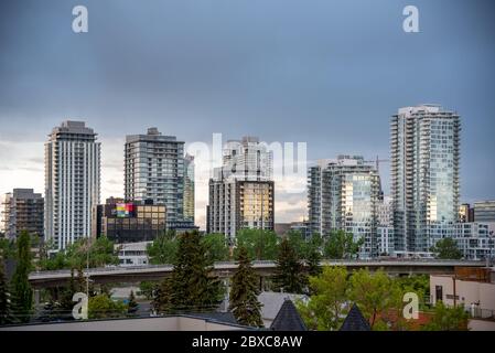 Vista dello skyline di Calgary in una bella serata primaverile che guarda da est verso ovest. Foto Stock