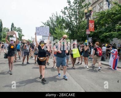 Washington DC, 6 giugno 2020, USA: I manifestanti marciano dentro e intorno alla Casa Bianca mentre migliaia si uniscono insieme in diverse parti di Washington DC come parte Foto Stock