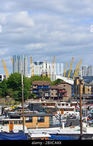 Houseboats and barges ormeggiati, Blackwall Basin, Canary Wharf Estate, East London, Regno Unito Foto Stock