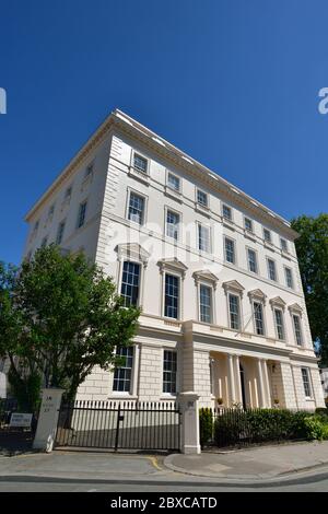 Seaford House, grande palazzo aristocratico bianco in stucco, Belgrave Square, Upper Belgrave Street, Londra, Regno Unito Foto Stock