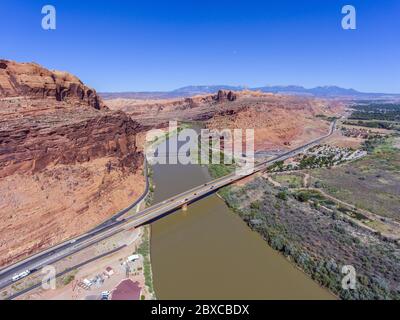 Vista aerea del fiume Colorado e delle montagne la SAL vicino al Parco Nazionale Arches a Moab, Utah, USA. Foto Stock