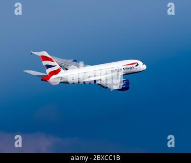 Londra, Heathrow Airport - 08 dicembre 2019: British Airways Airbus A380 che vola attraverso un cielo blu catturato dall'alto. Immagine Abdul Quraishi Foto Stock