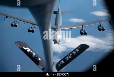 Un aereo bombardiere della US Air Force B-52 della 5° ala della Bomba si avvicina ad un aereo Stratotanker KC-135 per rifornirsi durante una missione bombardiera strategica 3 giugno 2020 al largo della costa settentrionale norvegese. Foto Stock