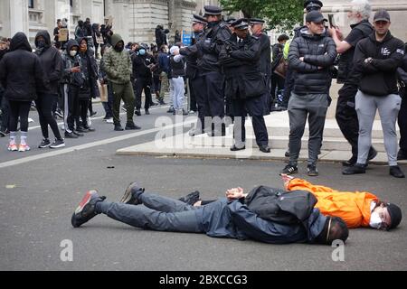 Migliaia di manifestanti della materia Black Lives marciano attraverso Londra, 6 giugno 2020. Foto Stock