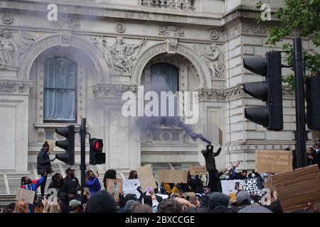 Migliaia di manifestanti della materia Black Lives marciano attraverso Londra, 6 giugno 2020. Foto Stock