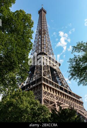 La sorprendente Torre Eiffel contro un cielo blu. Foto Stock