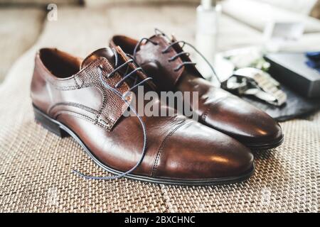 Paio di scarpe stringate in pelle. Vista laterale delle scarpe uomo marrone lucido. Scarpe da sposa. Foto Stock