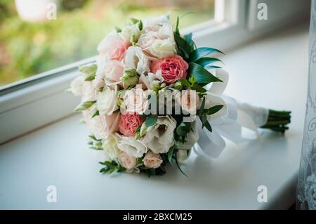 Bouquet di fiori colorati sul davanzale bianco Foto Stock